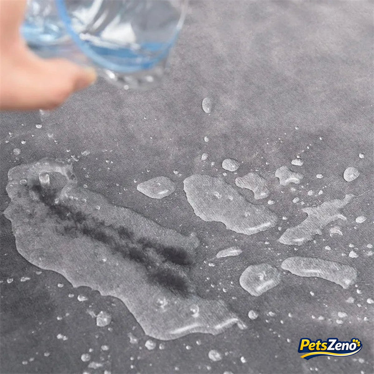 Water beading on the waterproof dog blanket – PetsZeno